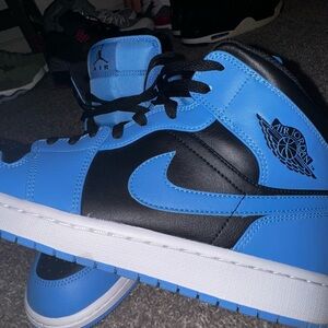 Jordan 1 Mid “University Blue”